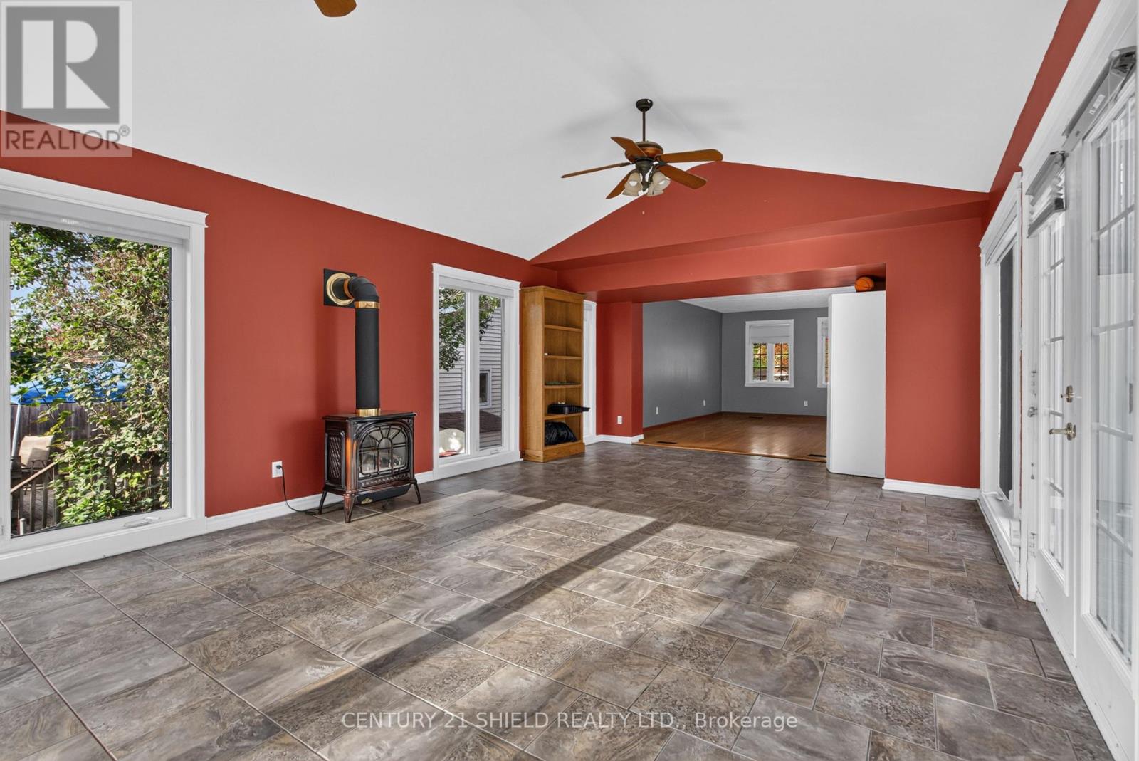 868 Laflin Street Property Photo 4