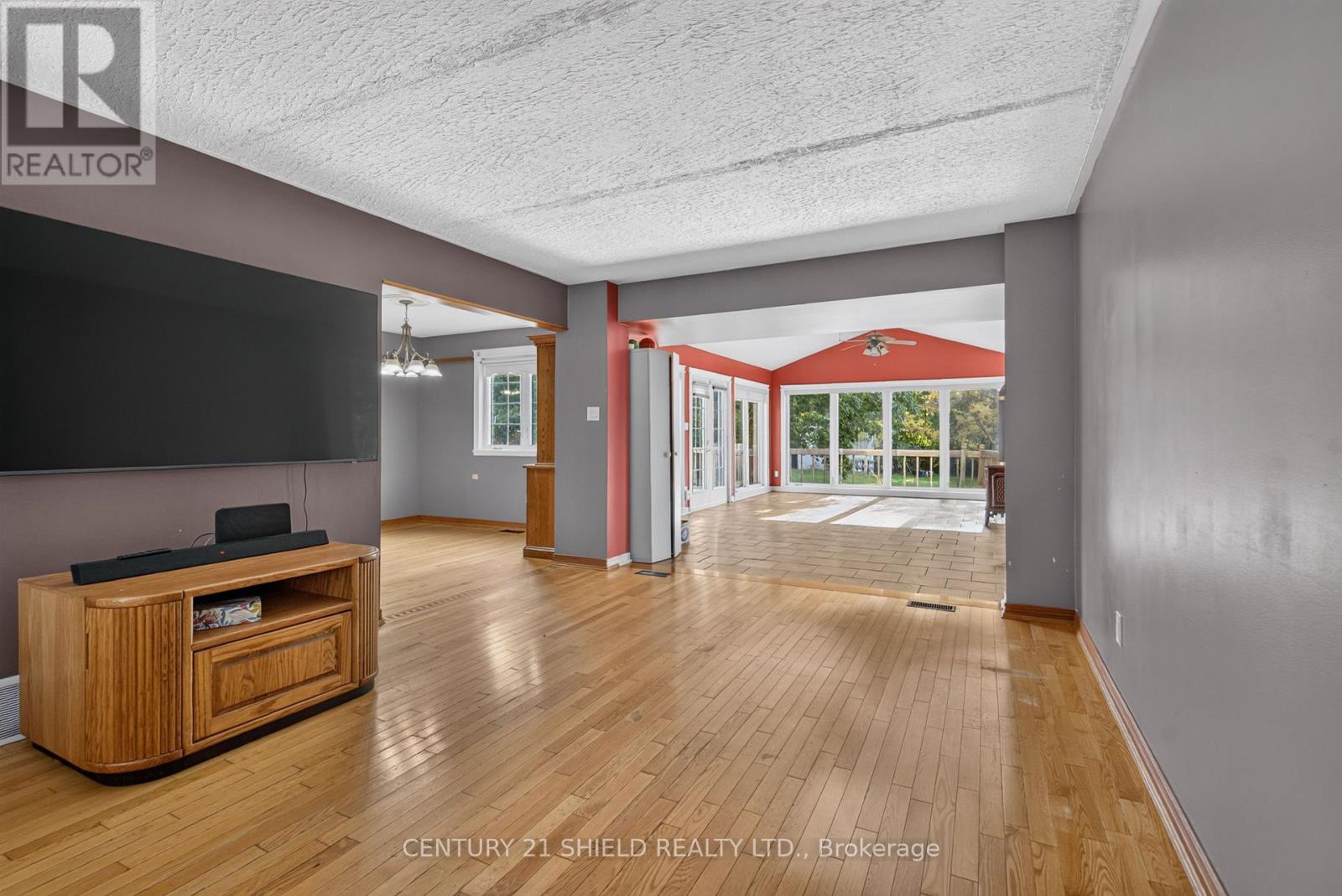 868 Laflin Street Property Photo 8