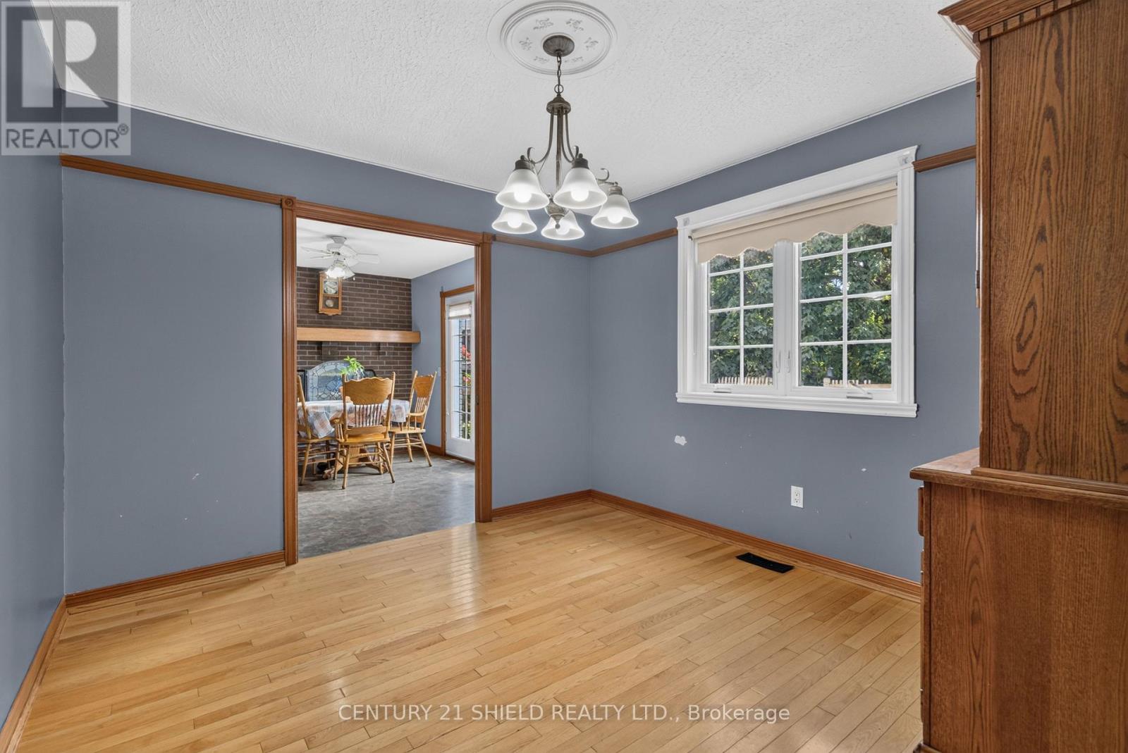 868 Laflin Street Property Photo 12