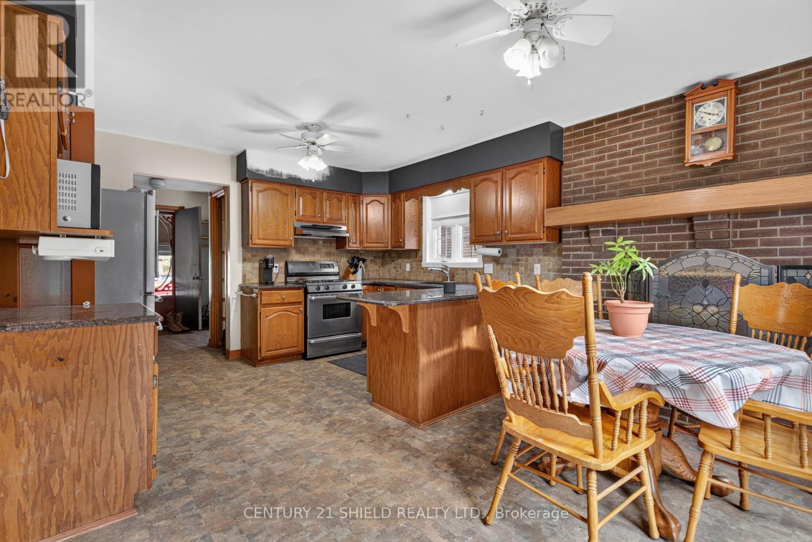 868 Laflin Street Property Photo 13