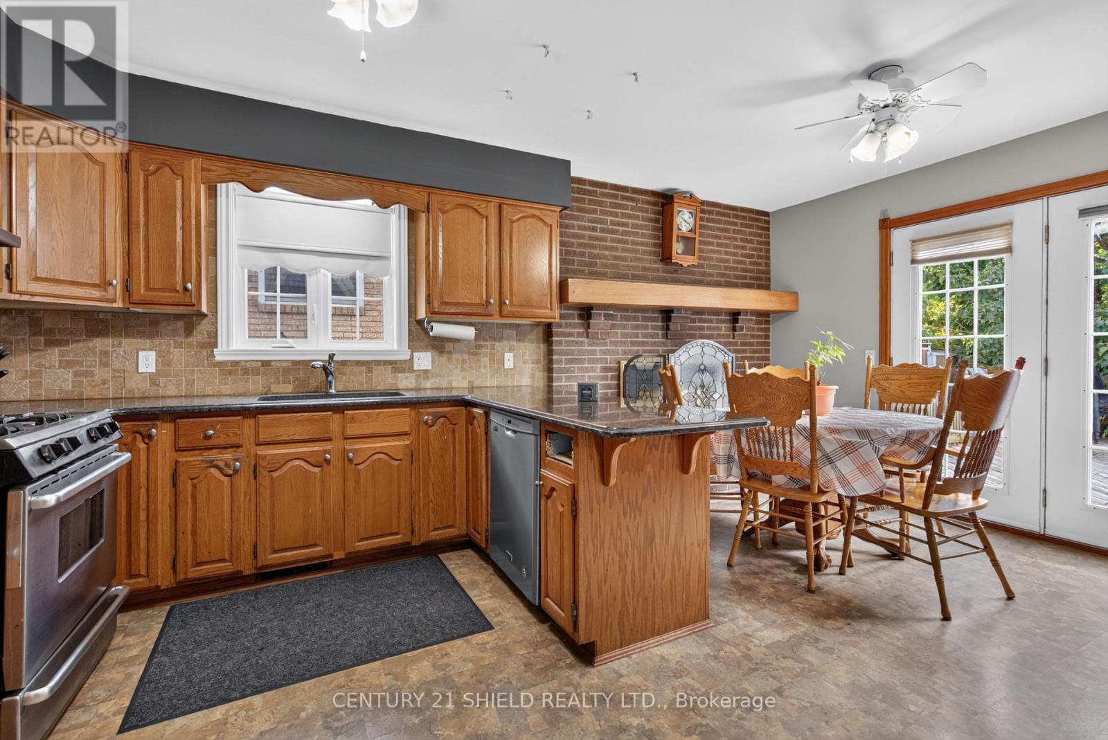 868 Laflin Street Property Photo 15