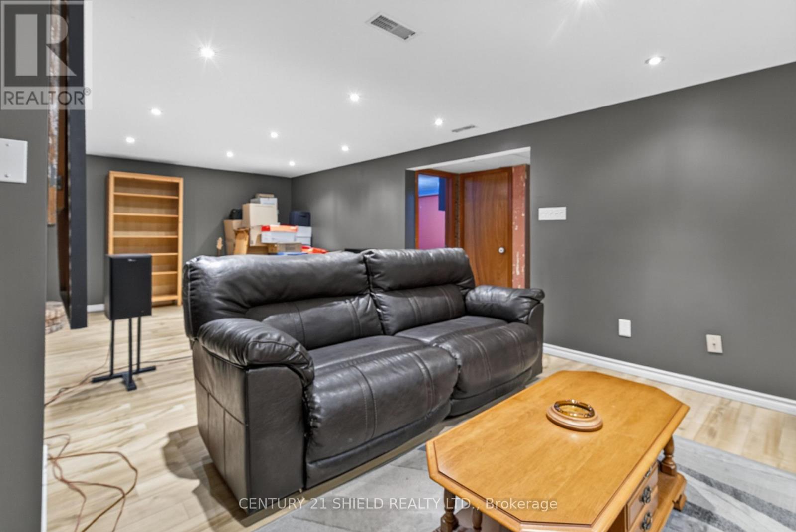 868 Laflin Street Property Photo 34