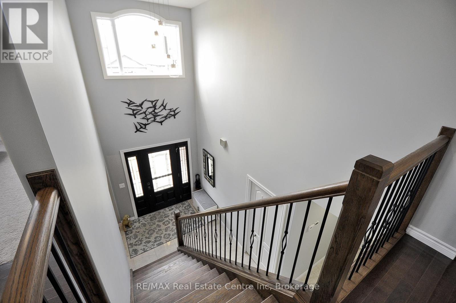 82 Curtis Street S Property Photo 5