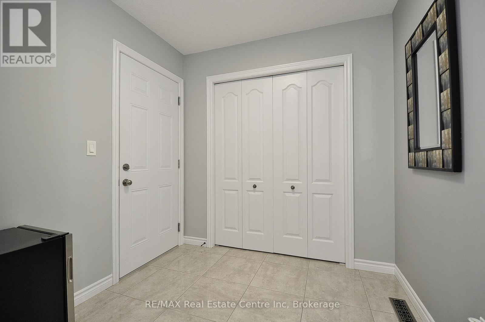 82 Curtis Street S Property Photo 17
