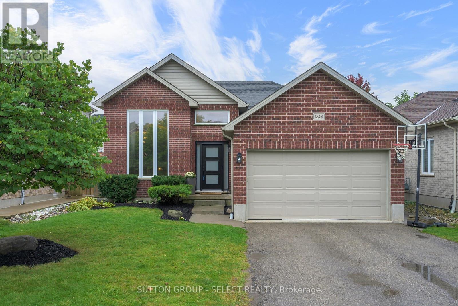 1801 Seymour Crescent Property Photo 1