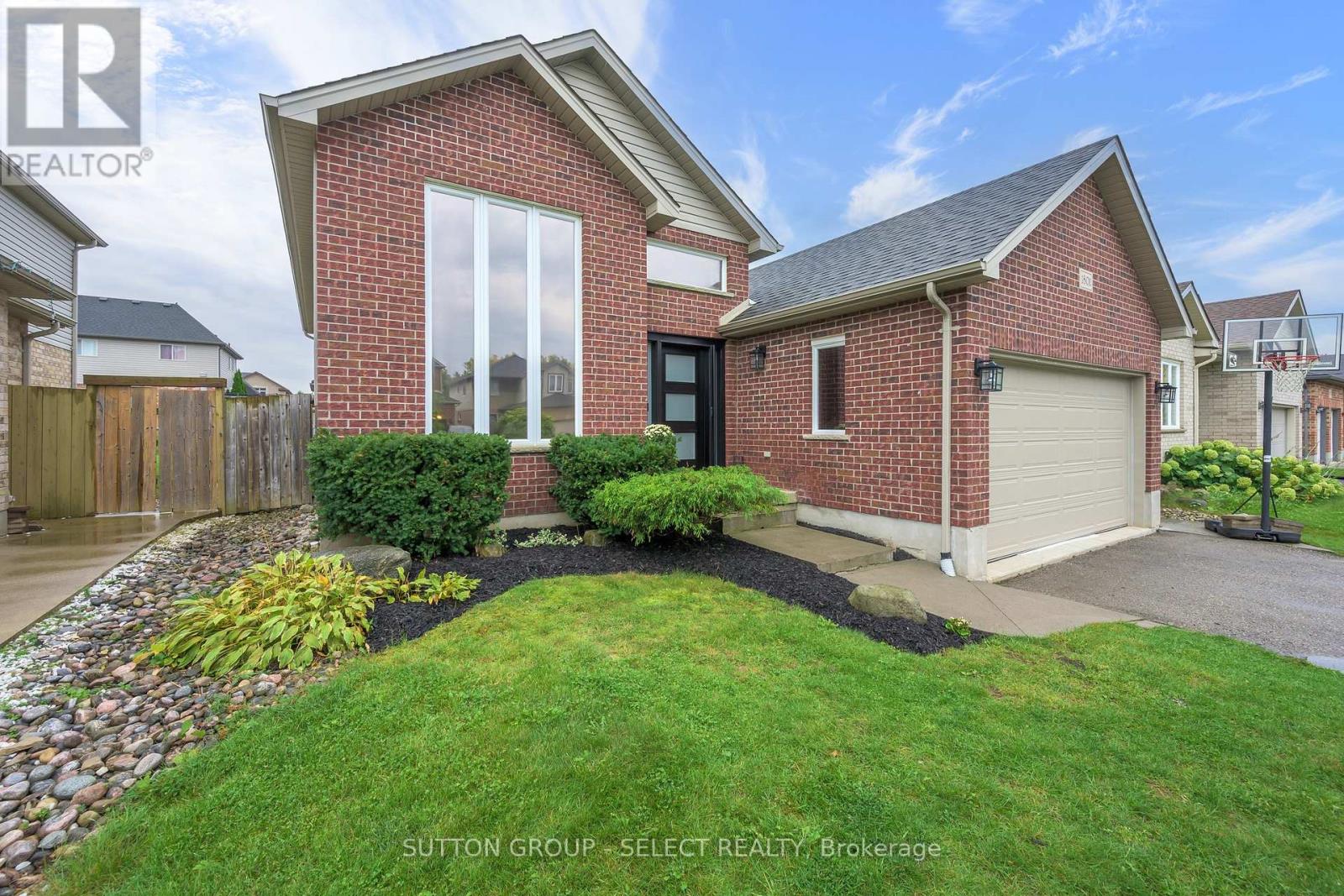 1801 Seymour Crescent Property Photo 2
