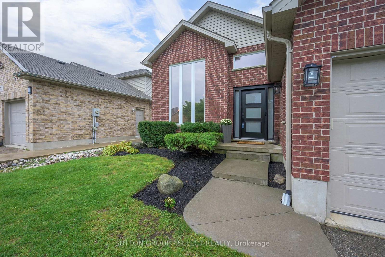 1801 Seymour Crescent Property Photo 3