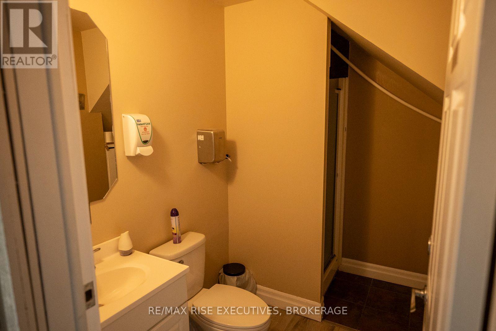 8 - 637 Norris Court Property Photo 9