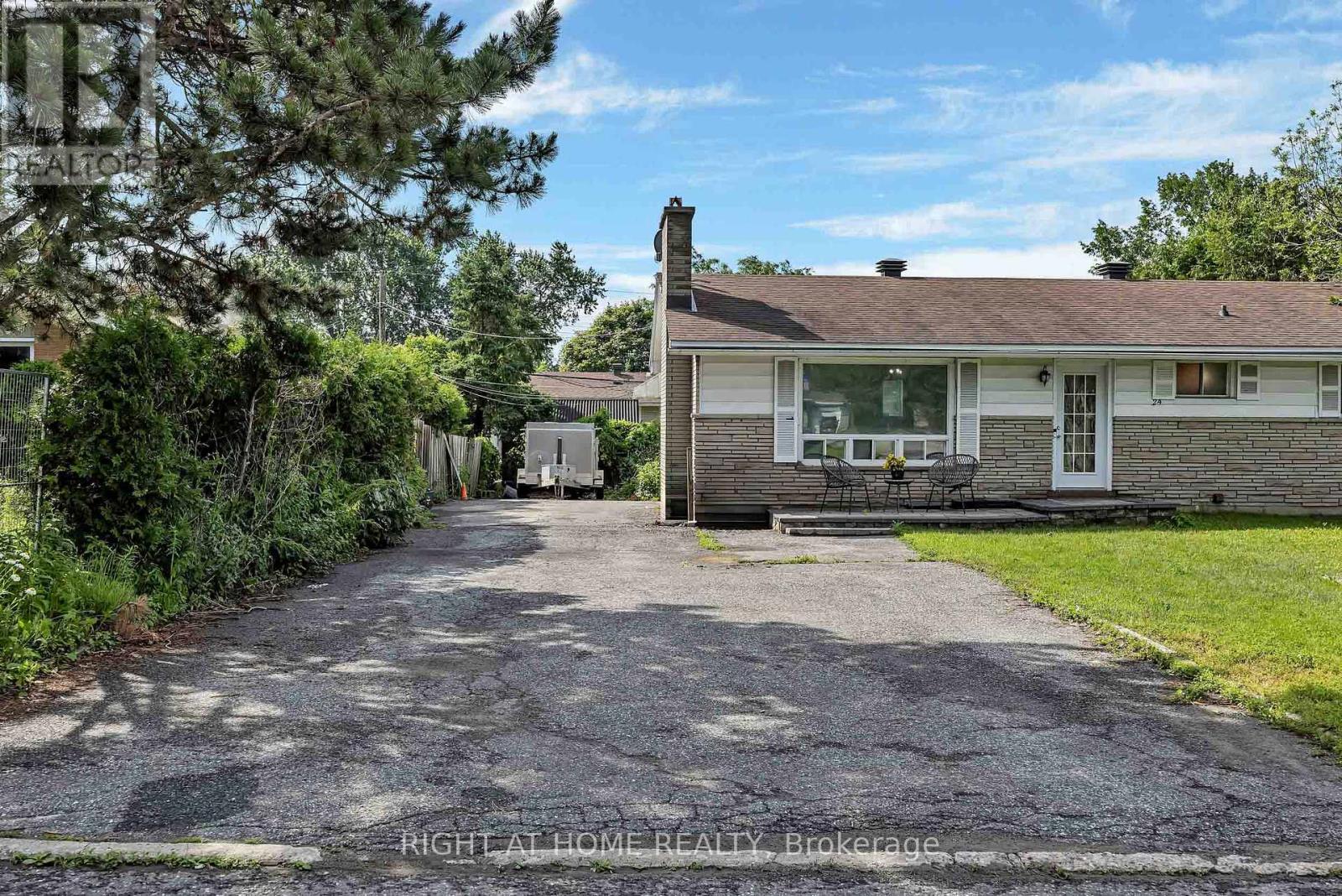 24 Largo Crescent S Property Photo 5