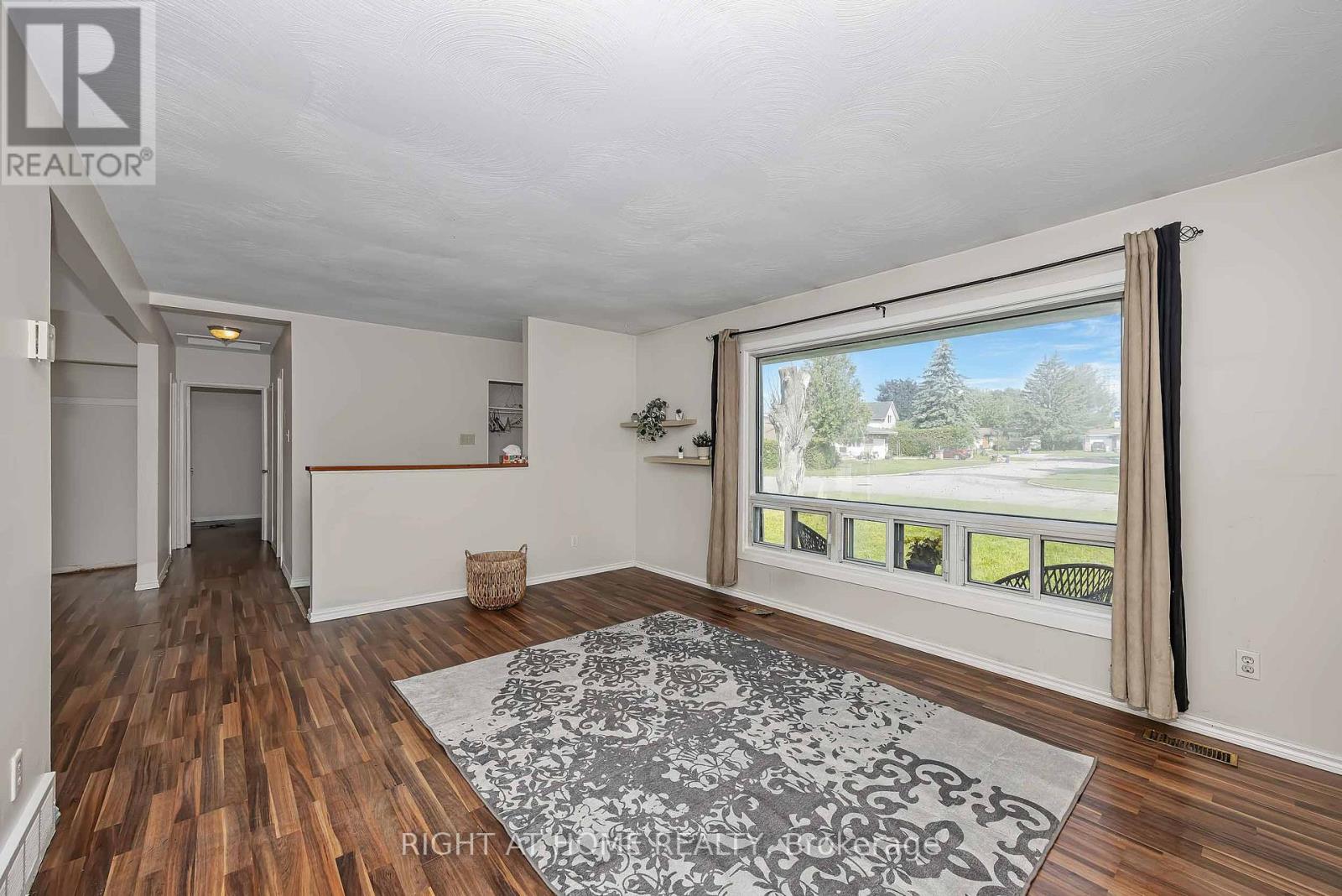 24 Largo Crescent S Property Photo 6