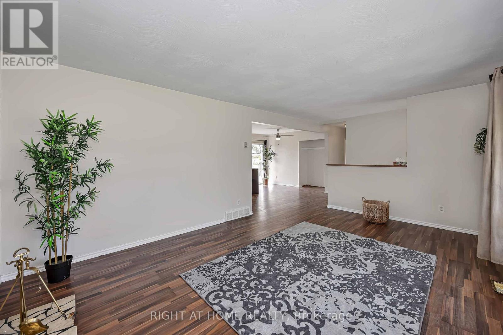 24 Largo Crescent S Property Photo 7