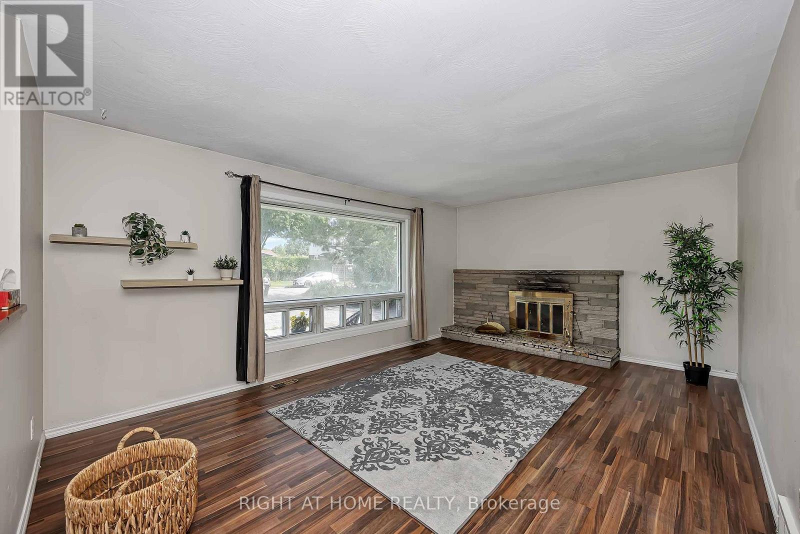 24 Largo Crescent S Property Photo 8
