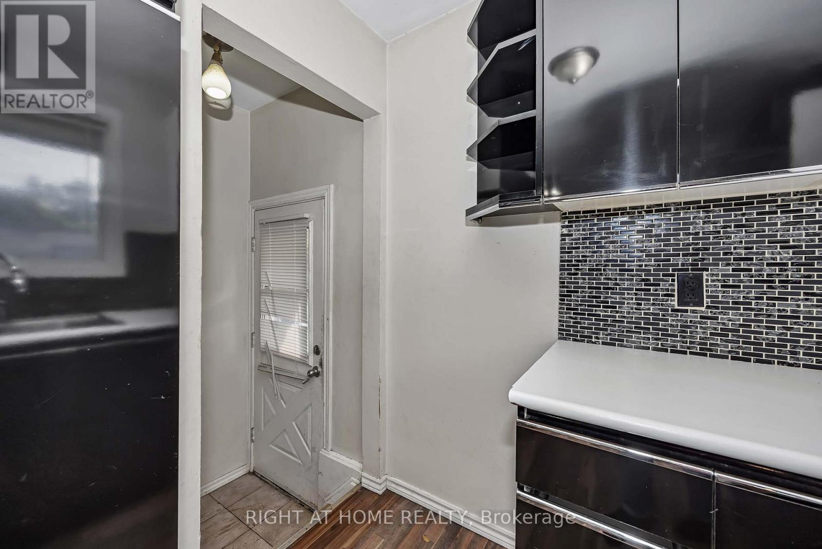 24 Largo Crescent S Property Photo 9