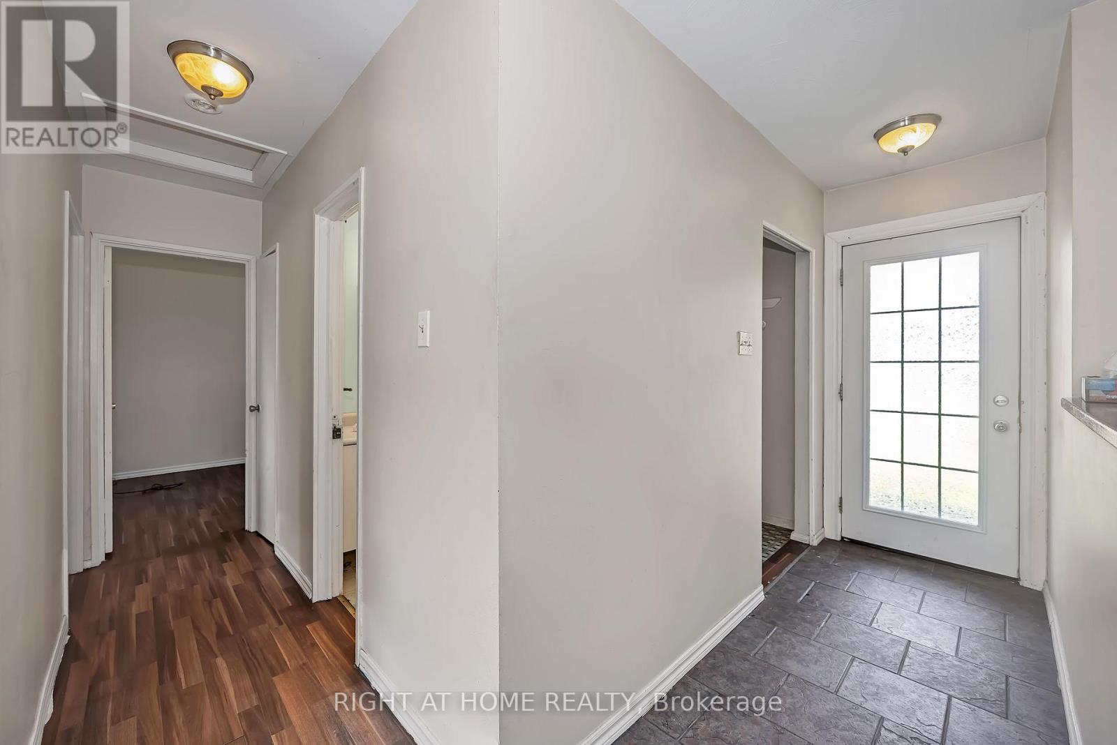 24 Largo Crescent S Property Photo 14