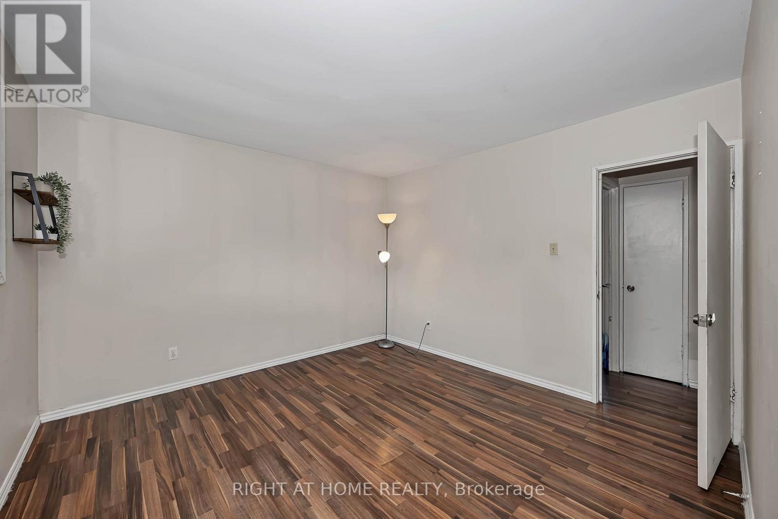 24 Largo Crescent S Property Photo 15