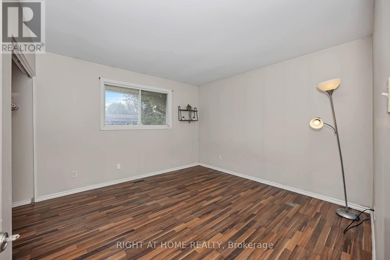 24 Largo Crescent S Property Photo 16