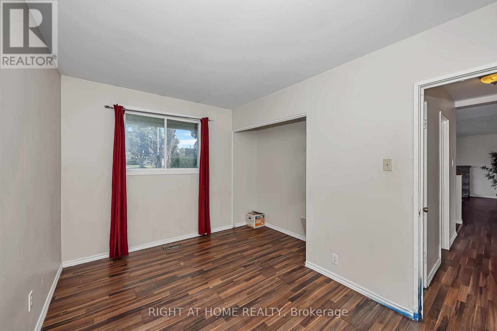 24 Largo Crescent S Property Photo 18