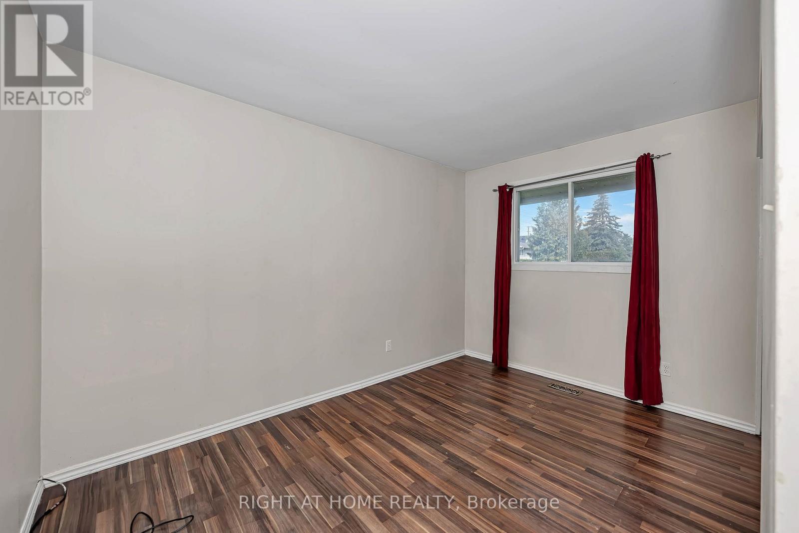 24 Largo Crescent S Property Photo 19