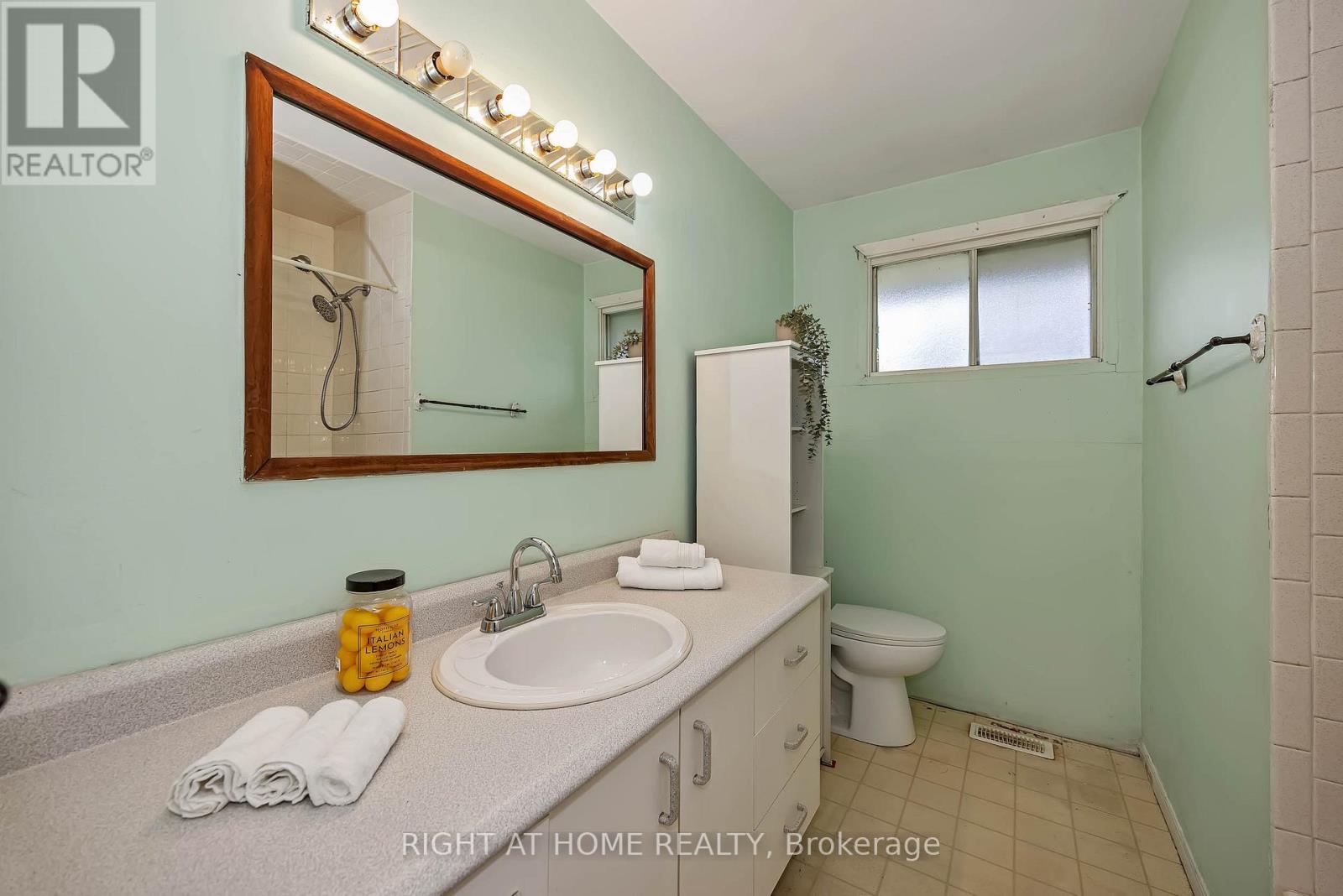 24 Largo Crescent S Property Photo 20