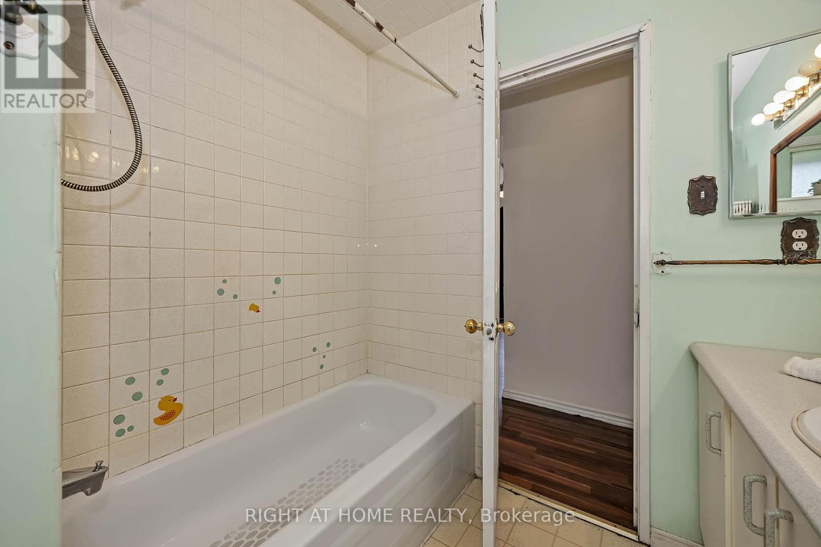 24 Largo Crescent S Property Photo 21