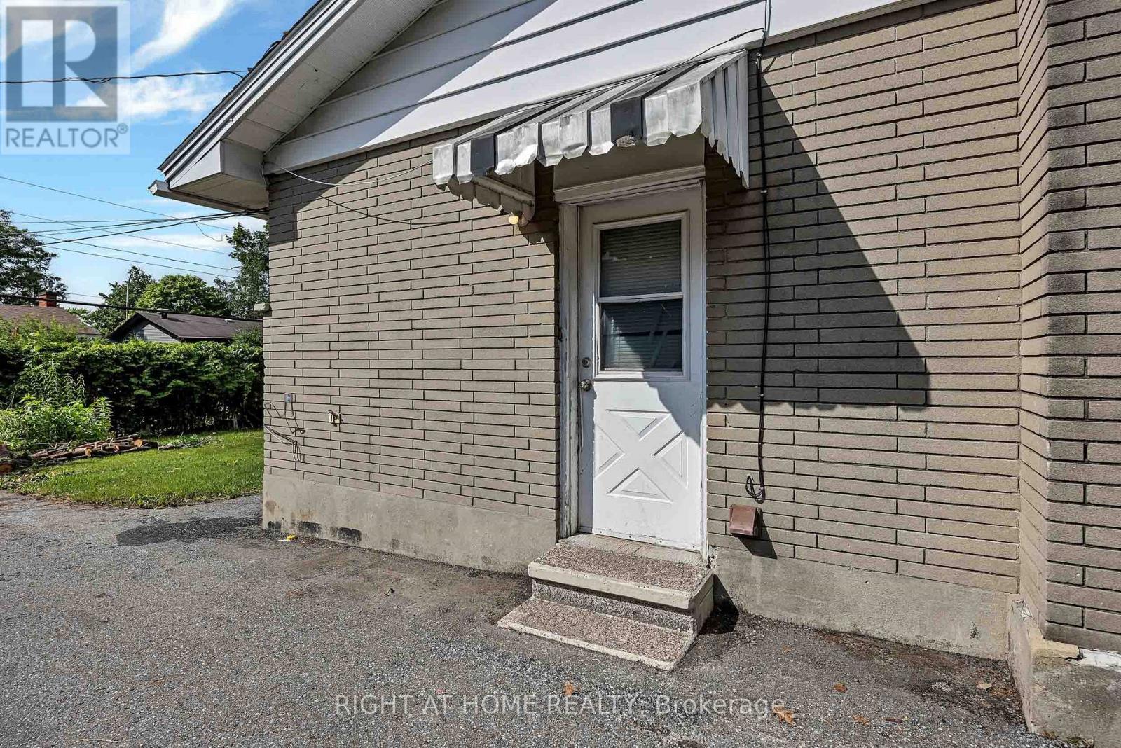 24 Largo Crescent S Property Photo 22