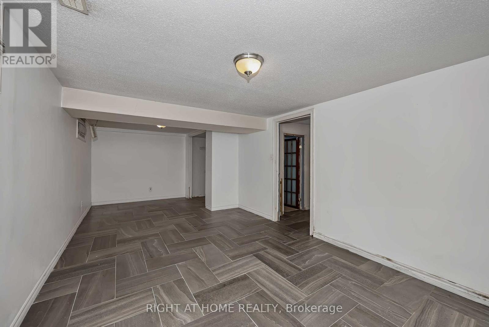 24 Largo Crescent S Property Photo 31
