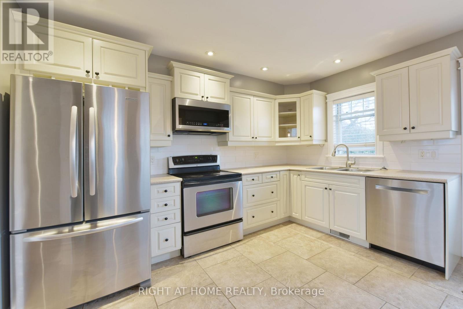 37 Rossland Avenue Property Photo 6