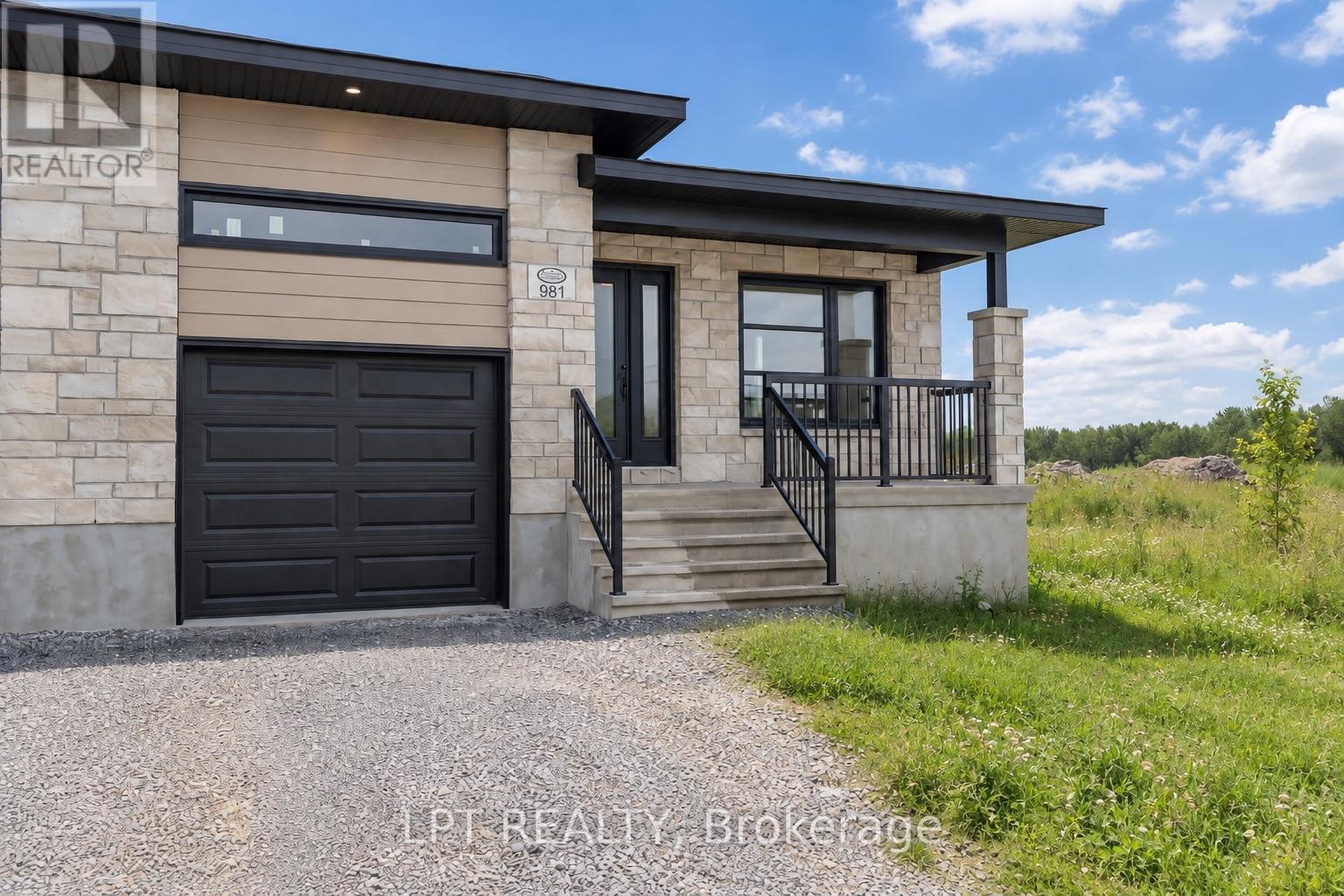 957 Katia Street Property Photo 4