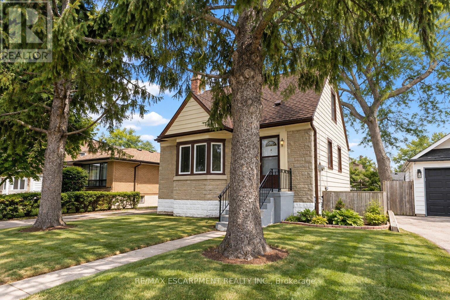 269 Queensdale Avenue E Property Photo 2