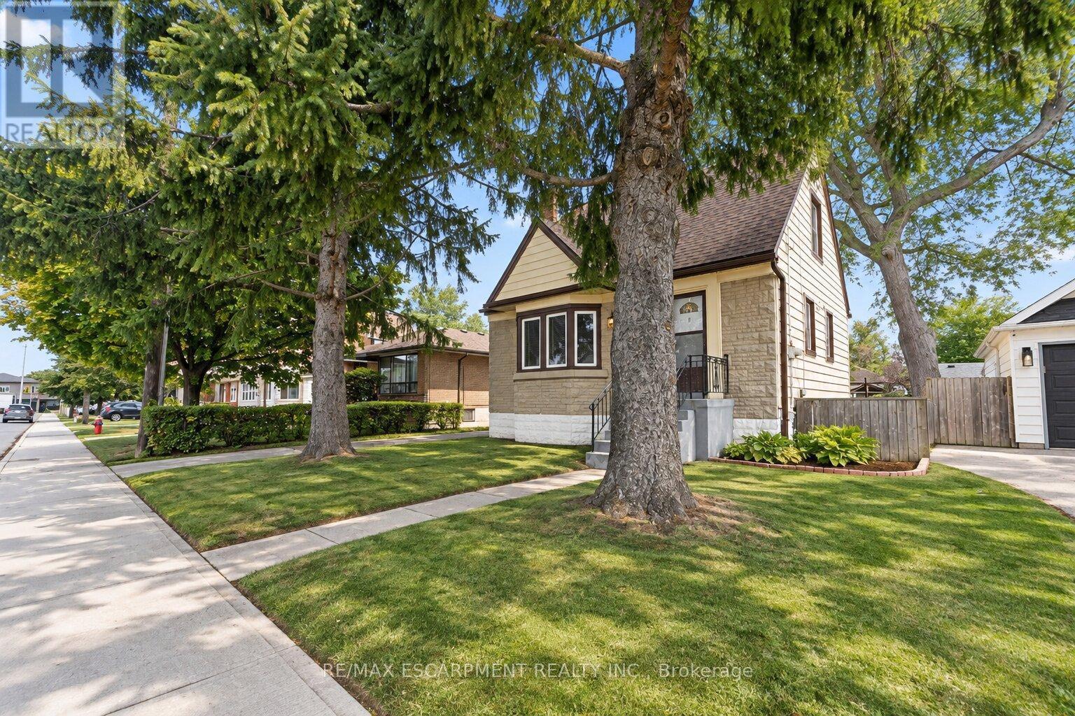 269 Queensdale Avenue E Property Photo 3