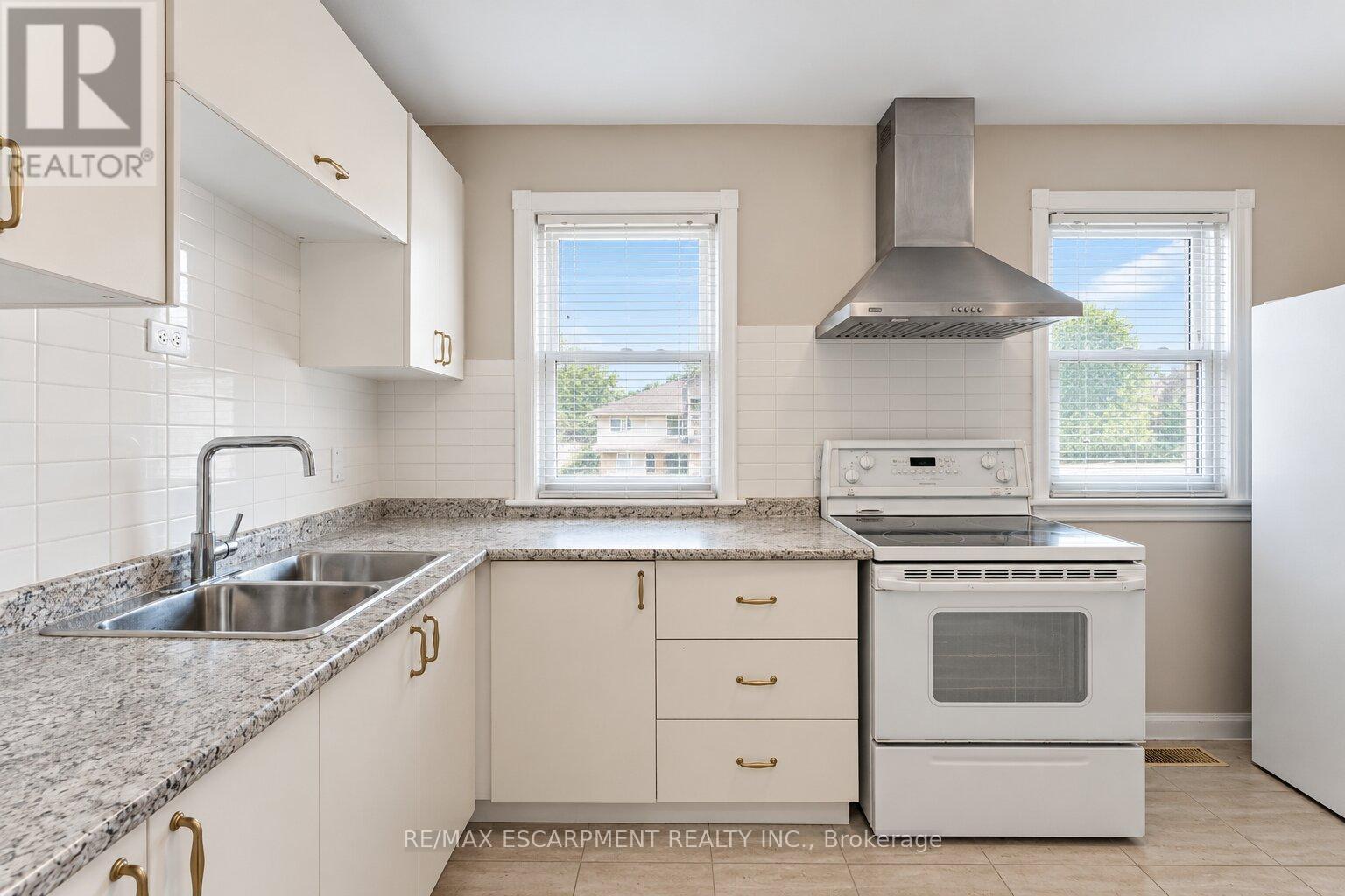 269 Queensdale Avenue E Property Photo 15