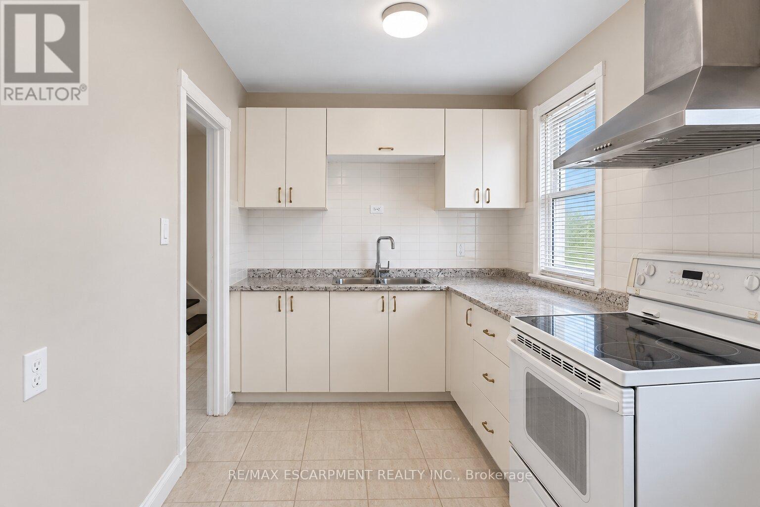 269 Queensdale Avenue E Property Photo 17
