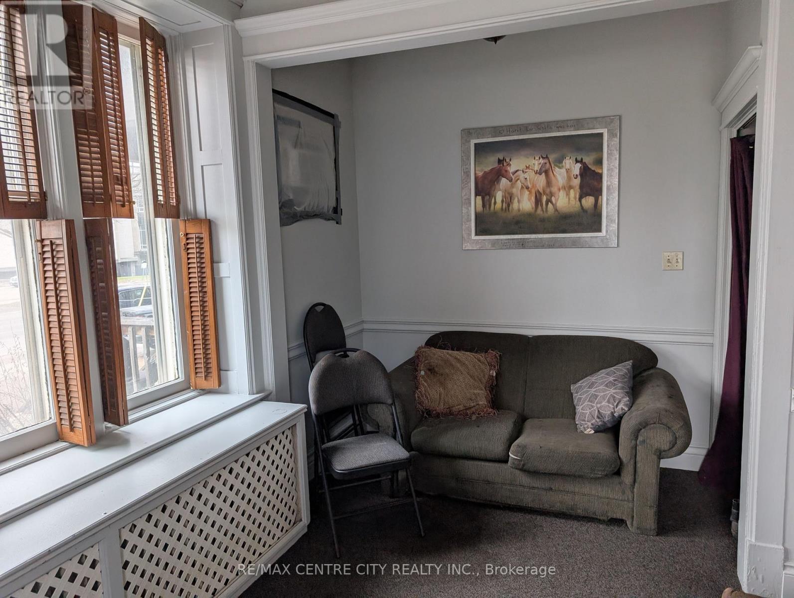 334 Queens Avenue Property Photo 3