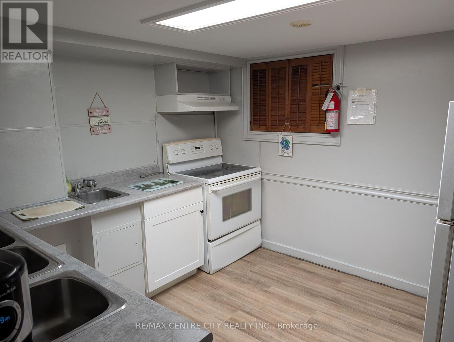 334 Queens Avenue Property Photo 4
