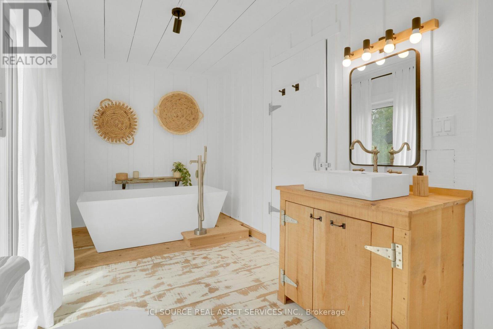 124 Tyrol Avenue Property Photo 10