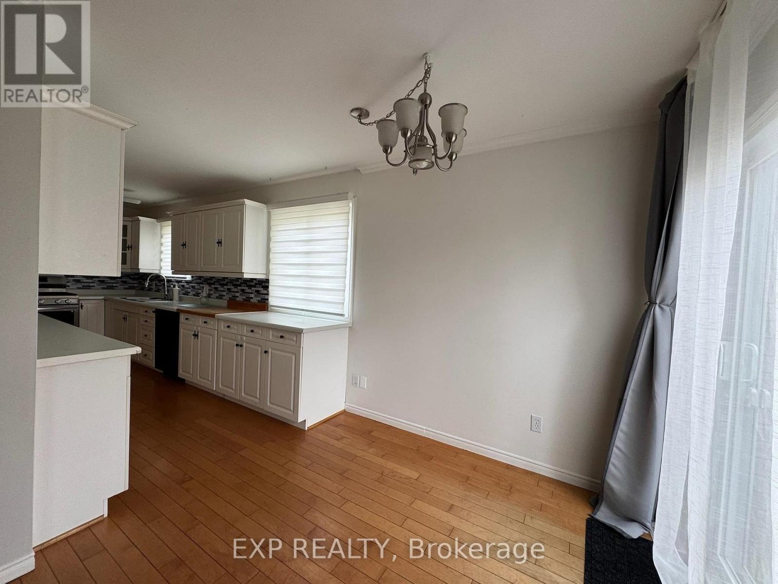 286 Mutual Street N Property Photo 3