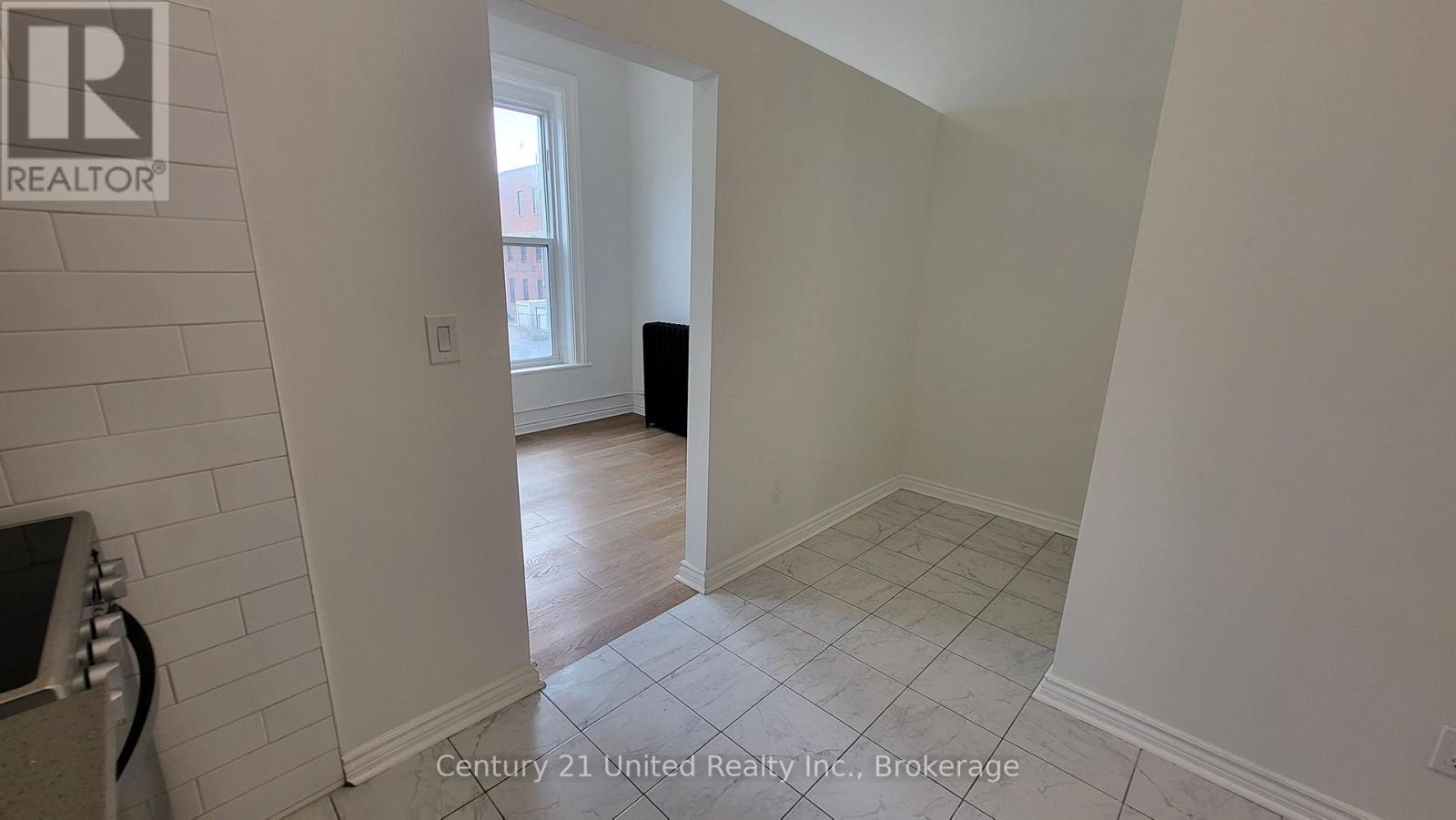 11 - 172.5 Hunter Street W Property Photo 4