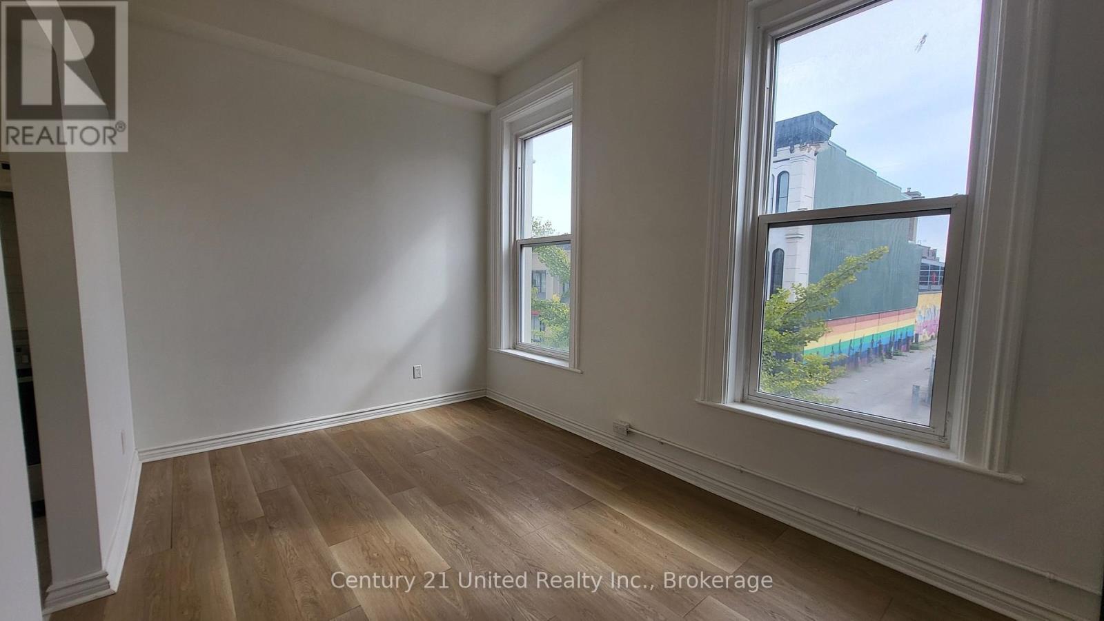 11 - 172.5 Hunter Street W Property Photo 5