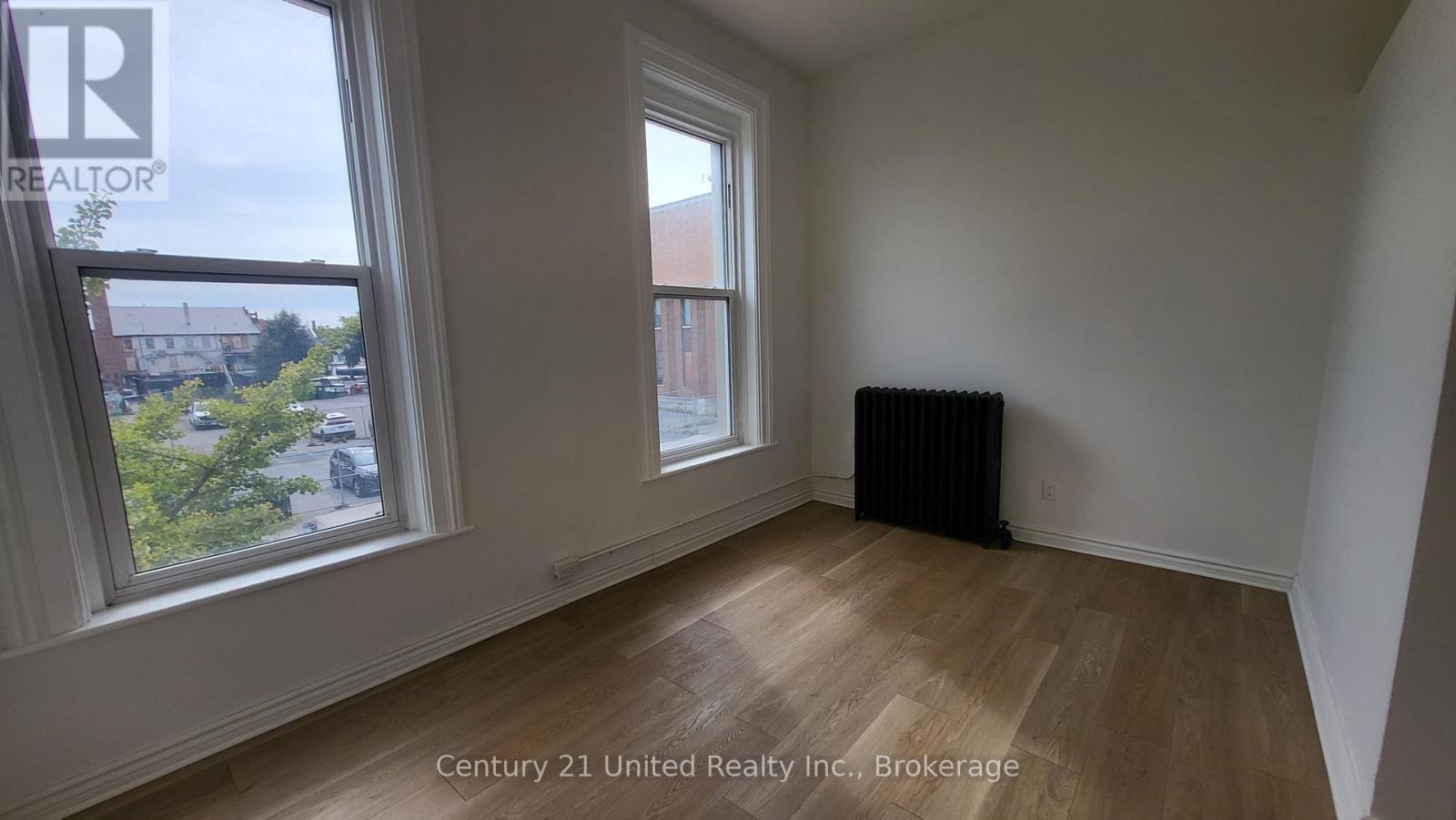 11 - 172.5 Hunter Street W Property Photo 6