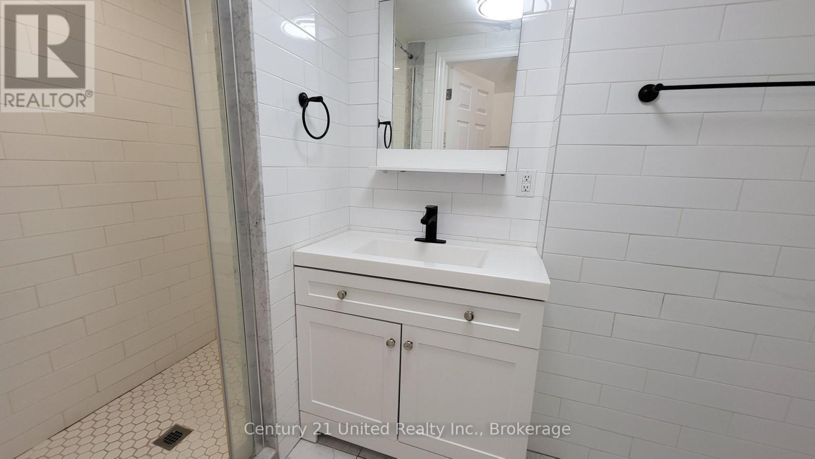 11 - 172.5 Hunter Street W Property Photo 7