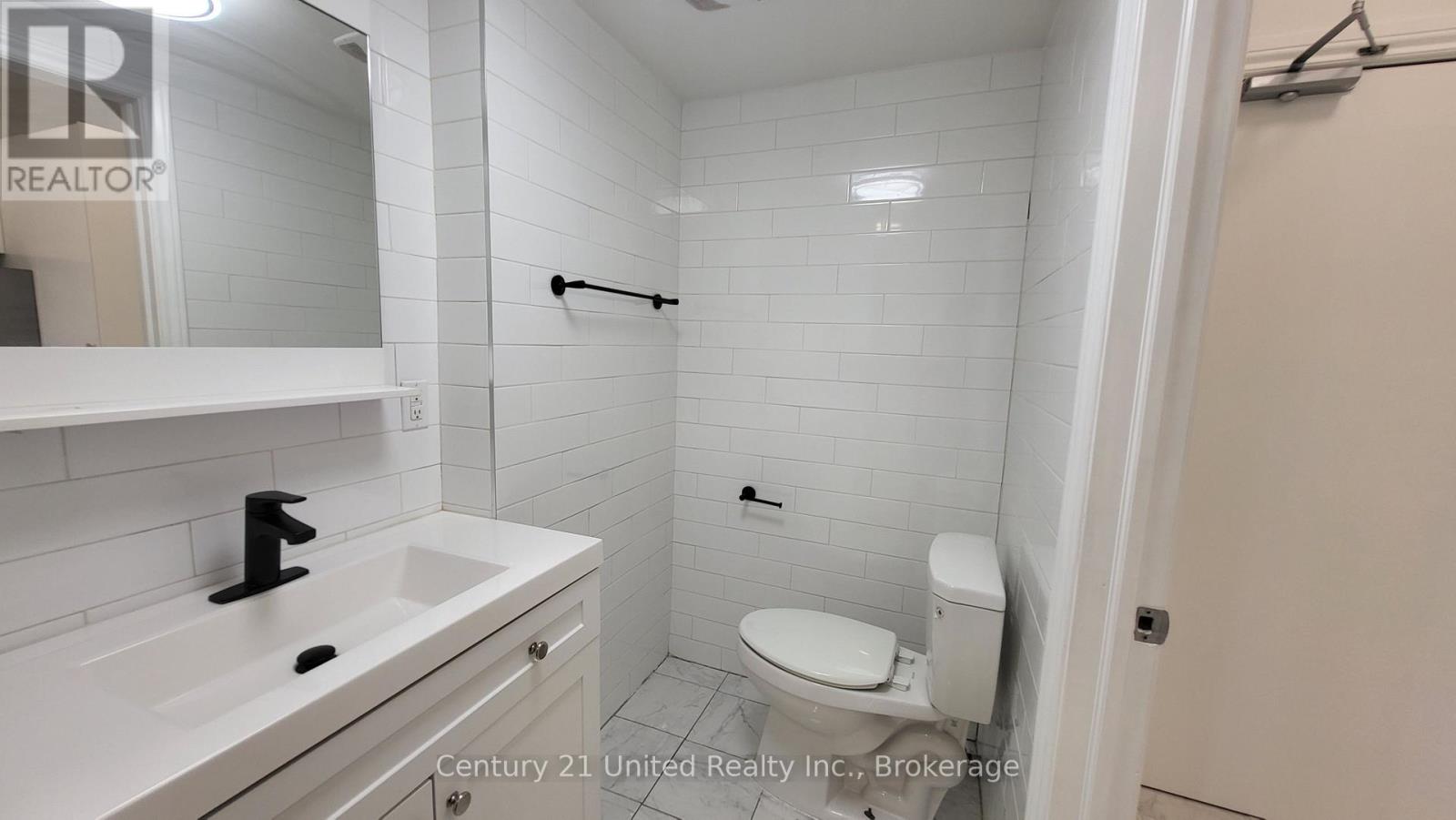 11 - 172.5 Hunter Street W Property Photo 8