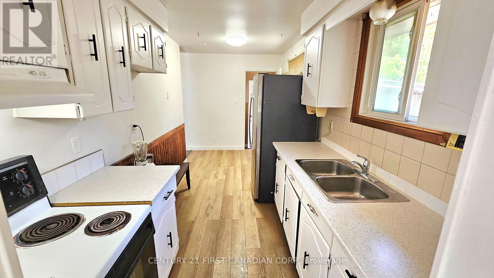 17 Edgemere Crescent Property Photo 5