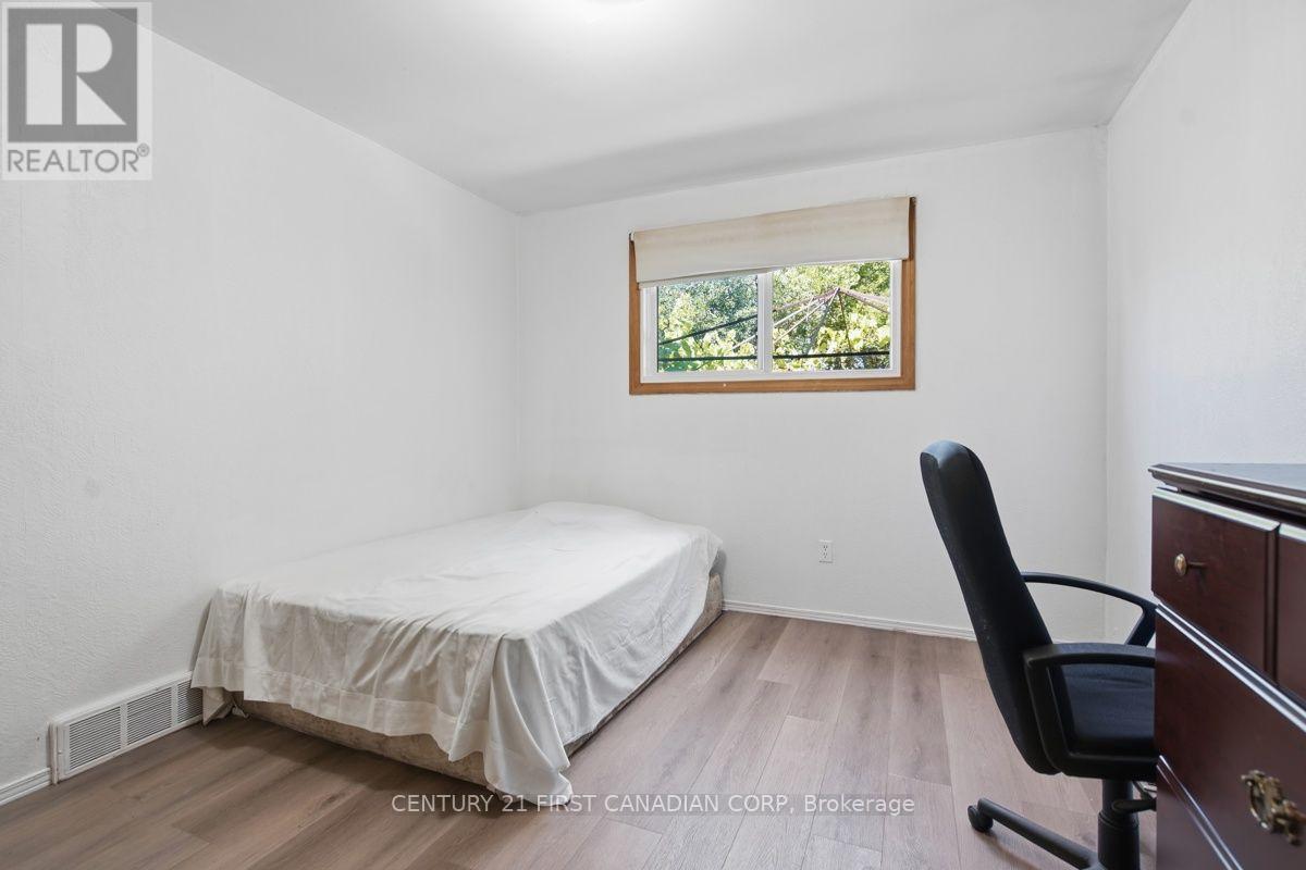 17 Edgemere Crescent Property Photo 7