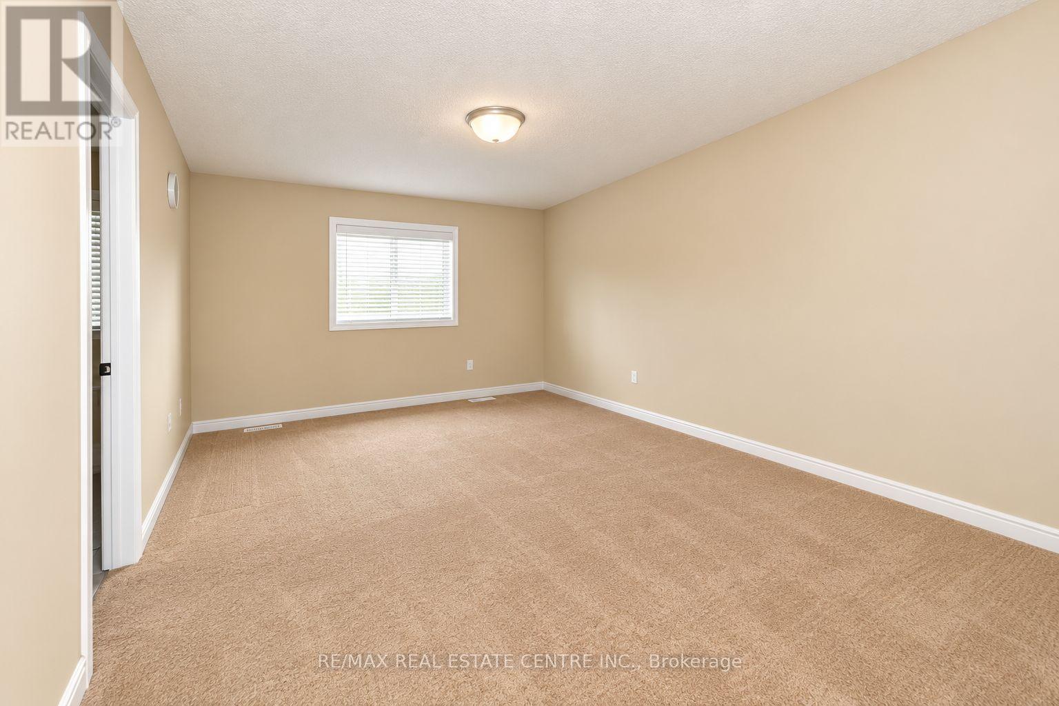 4 Drone Crescent Property Photo 9