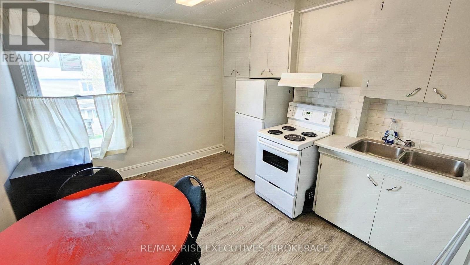 385 Alfred Street Property Photo 7