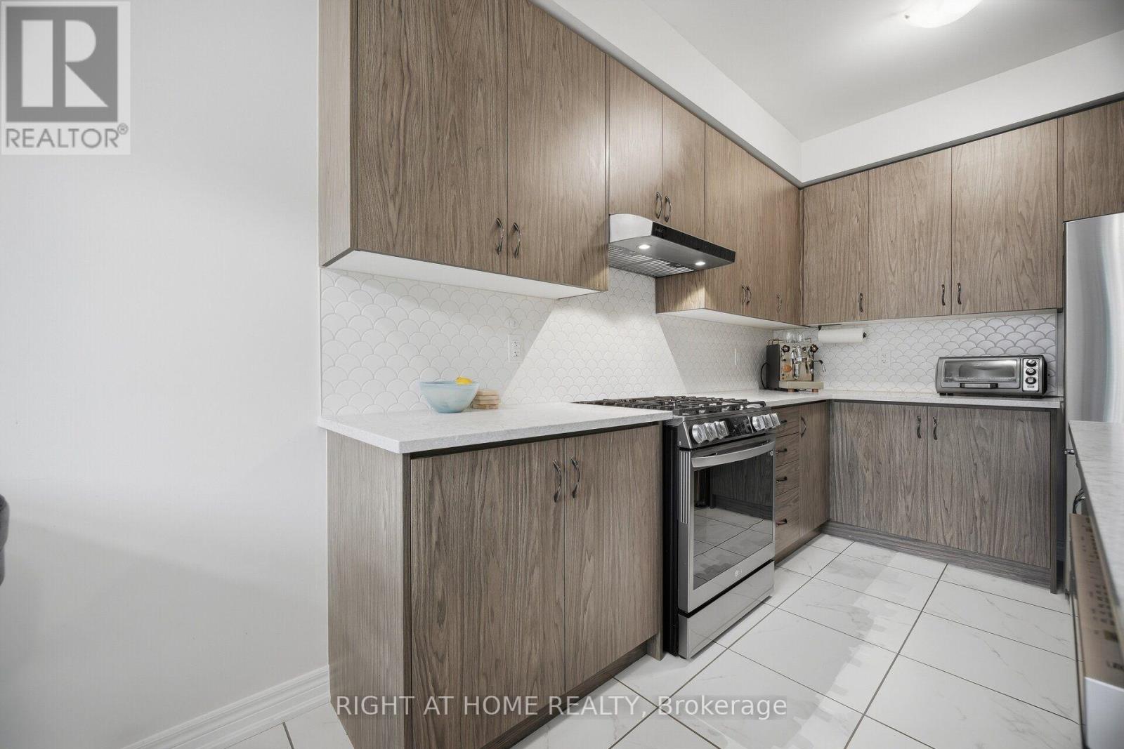 79 - 166 Deerpath Drive Property Photo 11