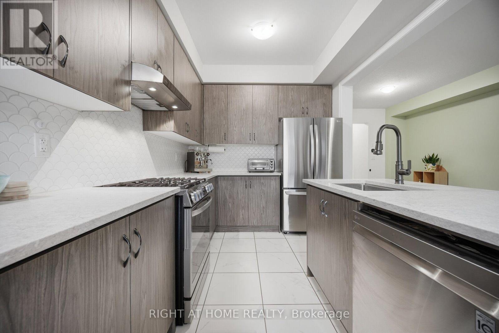 79 - 166 Deerpath Drive Property Photo 12