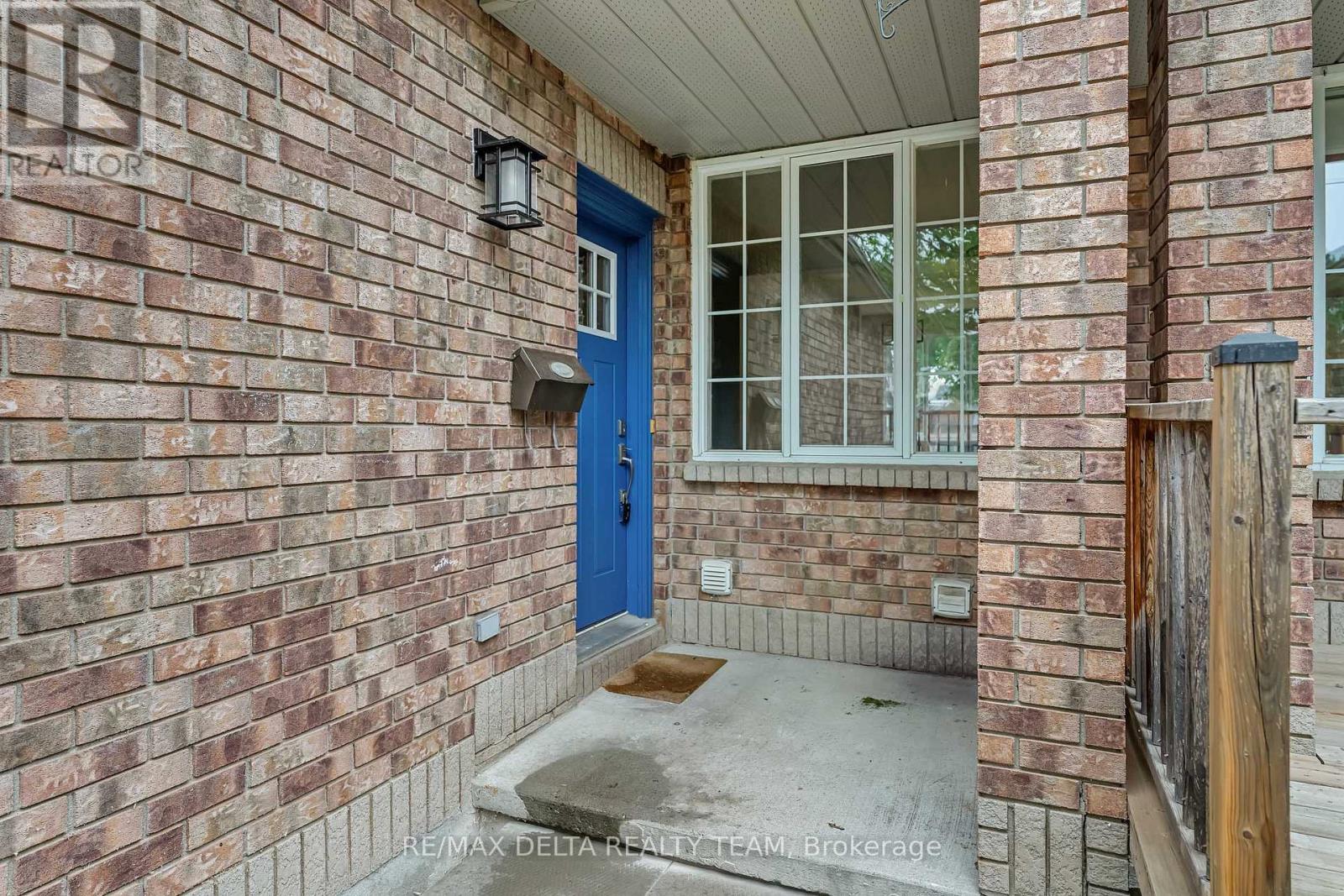858 Como Crescent Property Photo 2