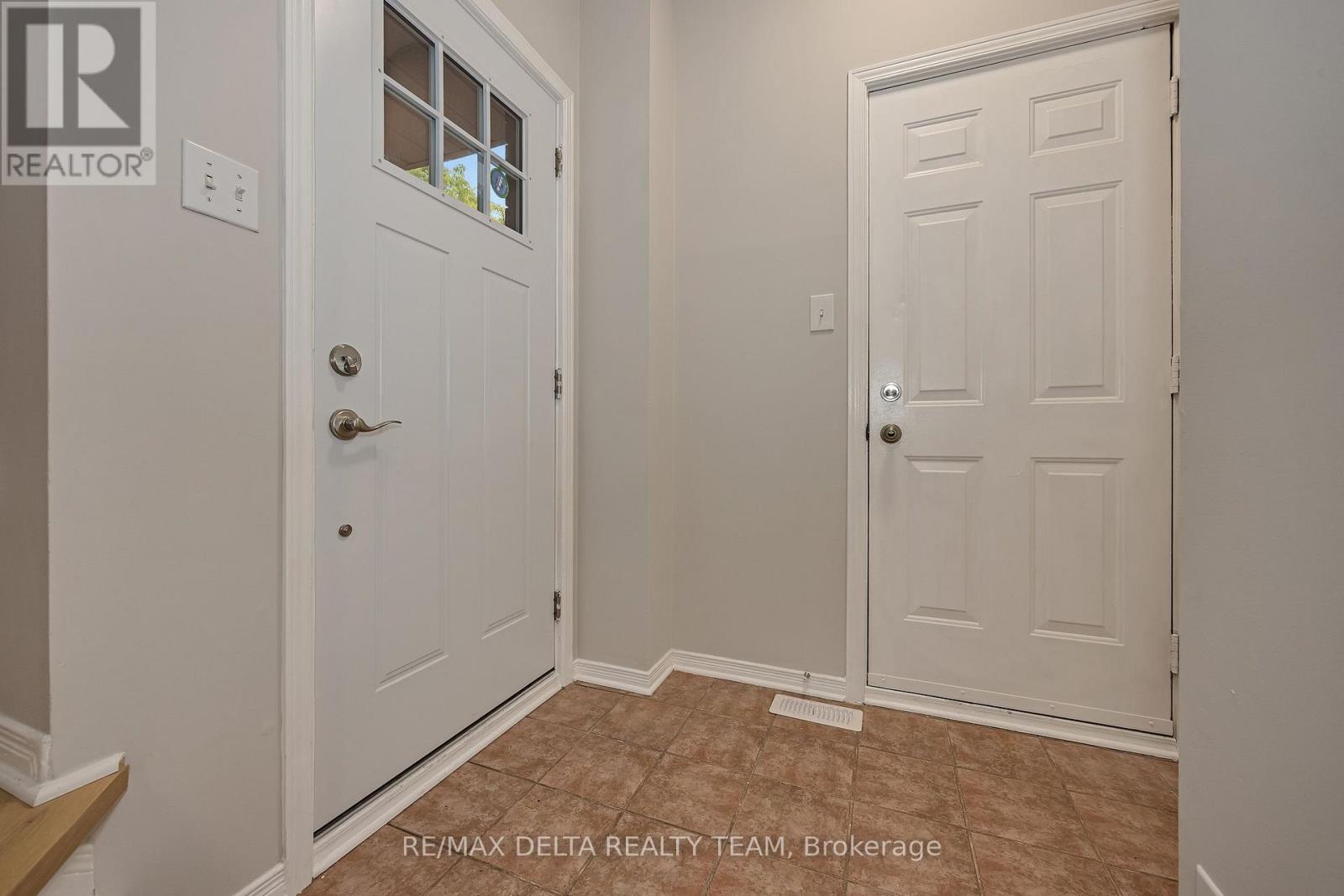 858 Como Crescent Property Photo 3
