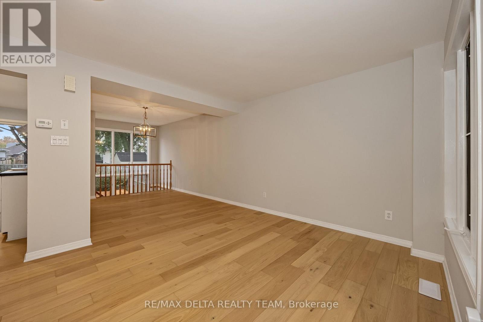 858 Como Crescent Property Photo 4